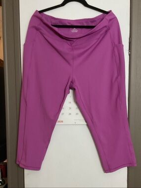 Women’s Pink Active Capri Leggings